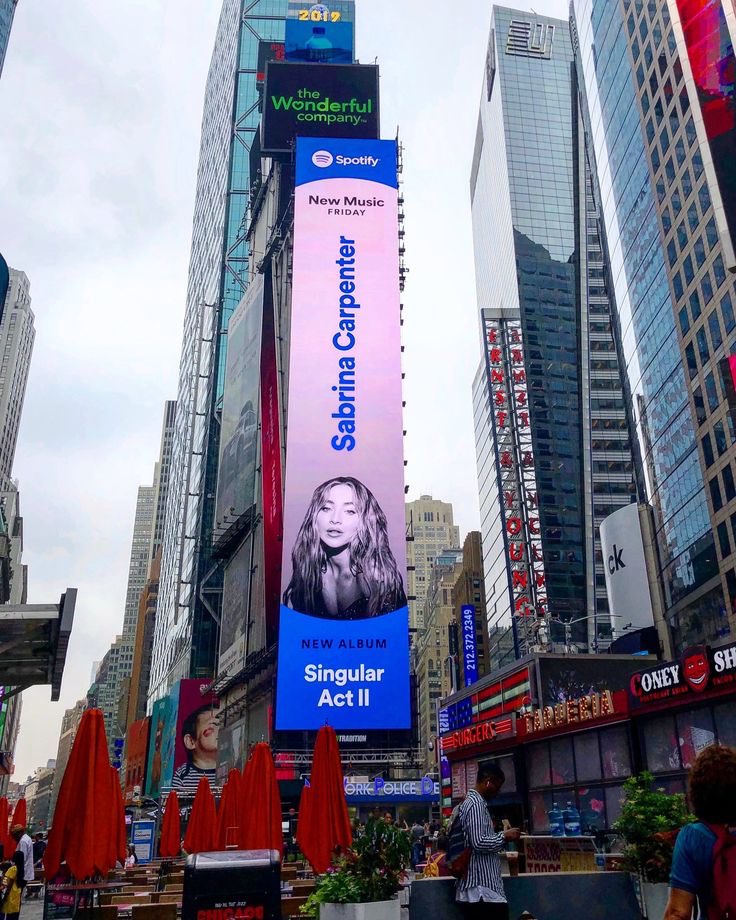 lookinsabrina's tweet photo. this is sabrina carpenter's world and were just living in it. https://t.co/eKxKNkso2s