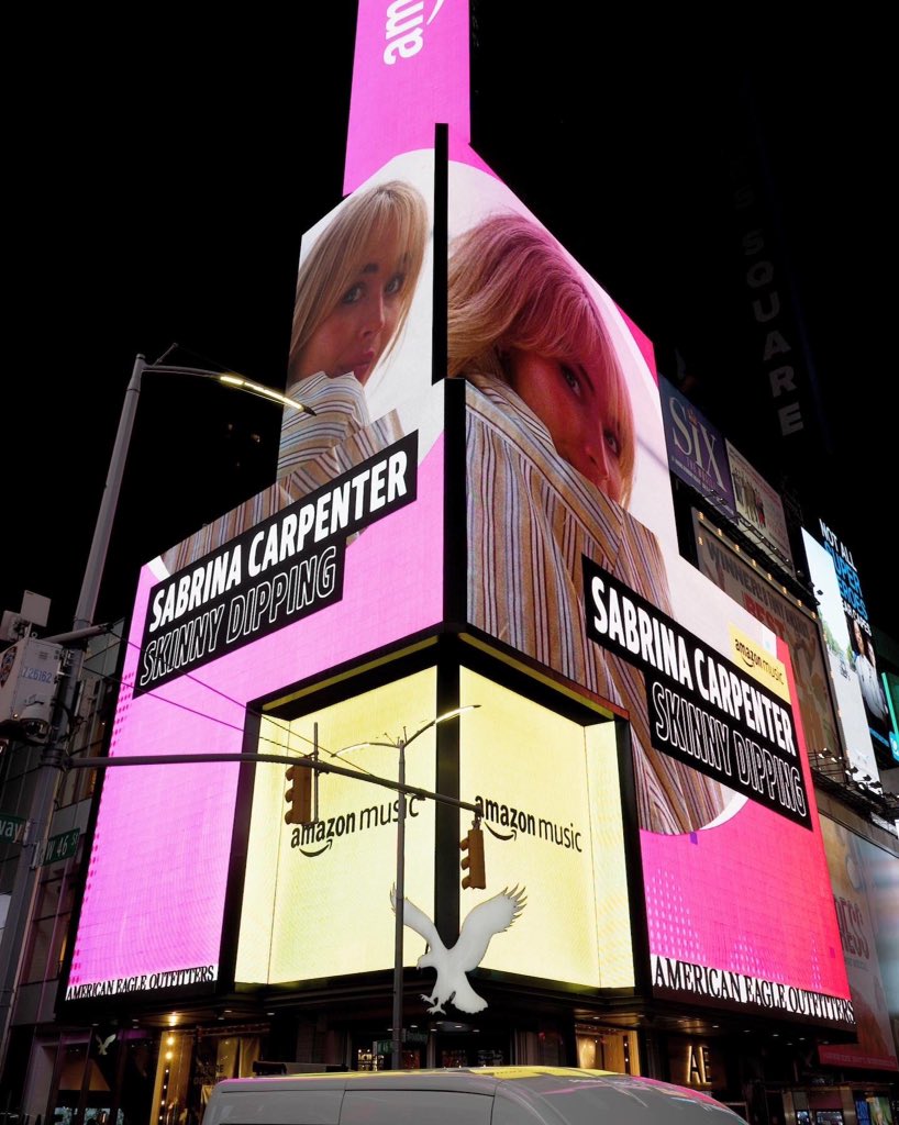 lookinsabrina's tweet photo. this is sabrina carpenter's world and were just living in it. https://t.co/eKxKNkso2s