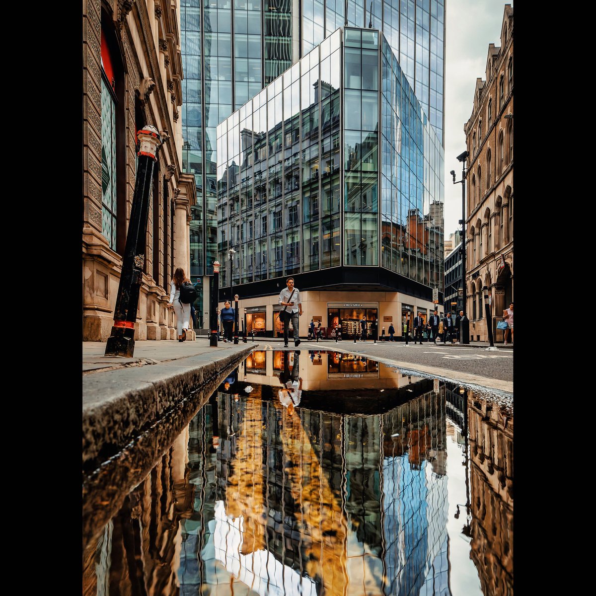 City of London - reflection. It’s been a while. #london you are still beautiful.

#cityoflondon #city #photo #Reflections #puddle #il #england