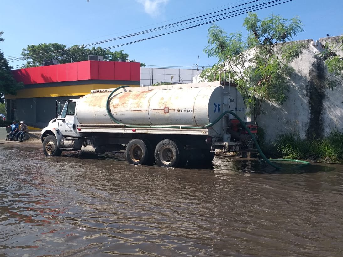 SPMerida_'s tweet photo. 👷🏼‍♂️🚧Desde muy temprano estamos atendiendo sus reportes de desagüe en diferentes calles de la ciudad.

¡Ayúdanos! Sí detectas una zona que requiera atención, reporta en:
📞  Ayuntatel al 070 o 999 924 4000.
🌐 https://t.co/qXtPwgx8JI.
📲 Redes Sociales.

#MéridaUnidaPorMás https://t.co/YucGeW3haa
