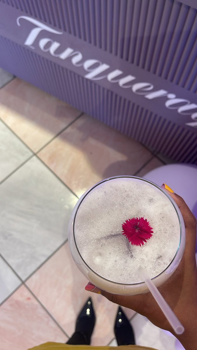 Stubz_N's tweet photo. French kisses from the new @TanquerayZA Royale. This new addition screams decadence at best. 
#unmistakablytanqueray 
#hdj2020 
#tanquerayroyale https://t.co/GczpDs4Ma8