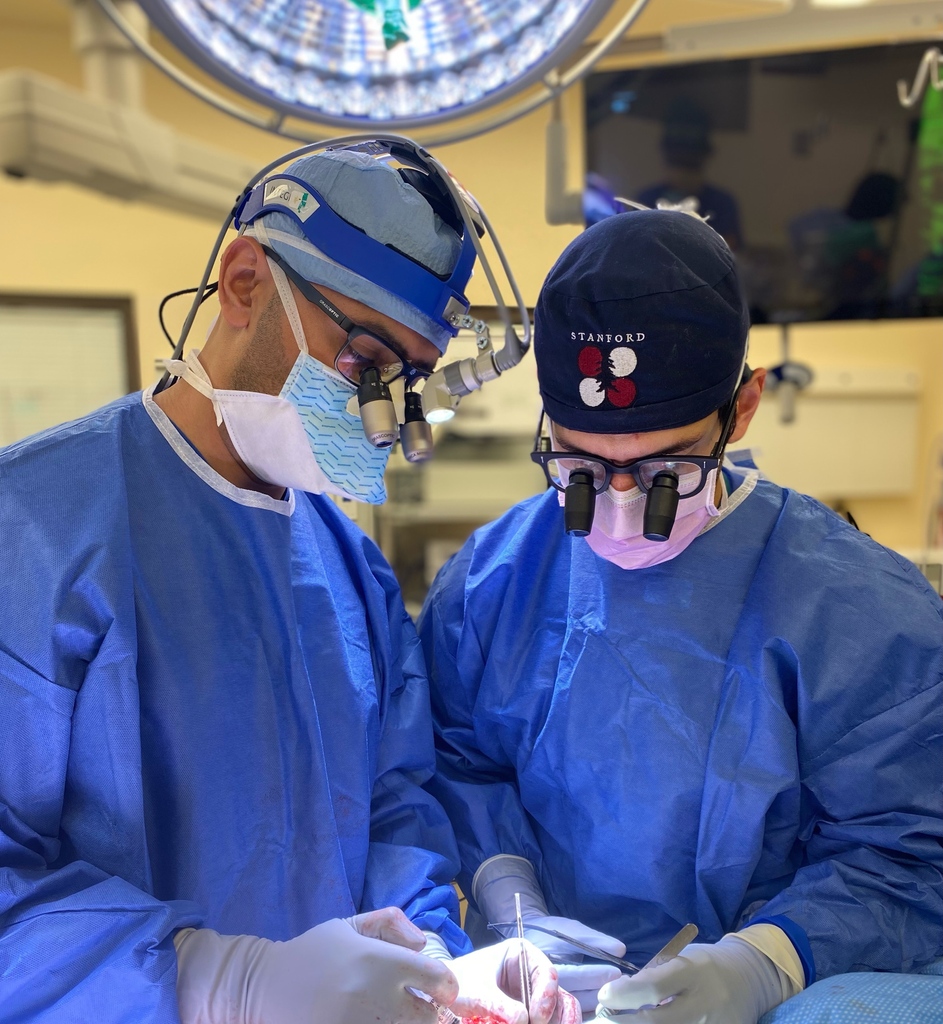 Stanford Plastic Surgery (@stanfordplastic) on Twitter photo 🔪👀 Inside the OR
👨🏽⚕️Stanford faculty Dr. Arash Momeni with our recent graduate, Dr. Travis Miller during the last microsurgical reconstruction of his residency. 🔪👀 Inside the OR
👨🏽⚕️Stanford faculty Dr. Arash Momeni with our recent graduate, Dr. Travis Miller during the last microsurgical reconstruction of his residency.