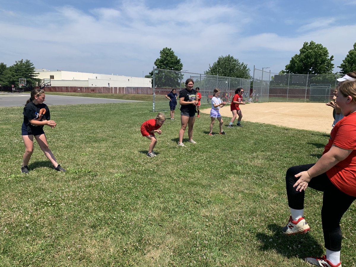 MrsCappadona's tweet photo. What’s the best part about softball camp? BALLOONS!!!!!! https://t.co/tFQRUEnqYx