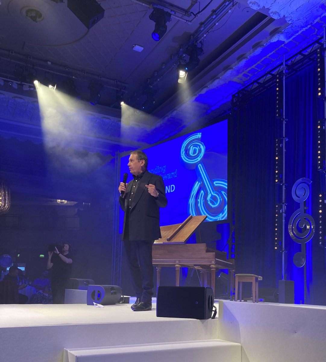 The @TysersEnt Outstanding Achievement Award goes to Jools Holland– congratulations! 🎉

#O2SilverClefs