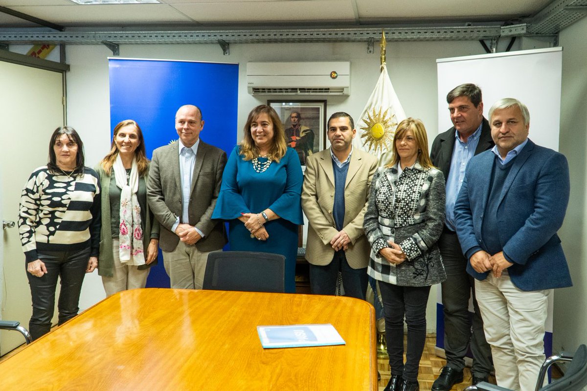 Hoy firmamos un convenio muy importante para el país y en especial para Cerro Largo, junto a la Ministra Irene Moreira y la Dir. Nacional (DINISU) Florencia Arbeleche, para dar solución a 80 familias de nuestro departamento que viven en situaciones de vulnerabilidad.