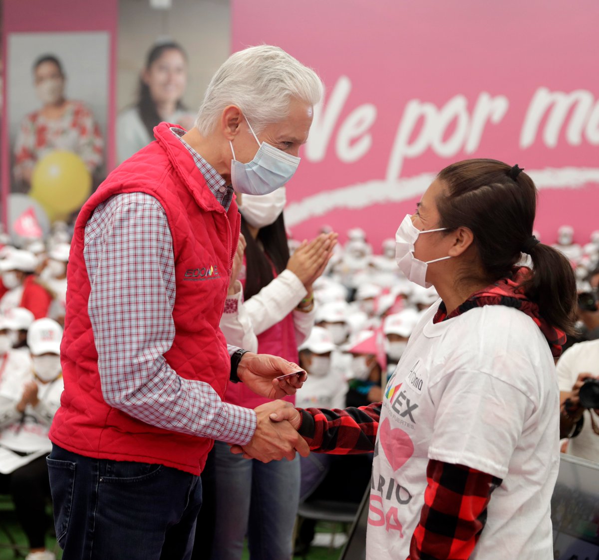 Seguimos reconociendo la labor de las amas de casa mexiquenses. Hoy entregamos más de 6,300 tarjetas del #SalarioRosa en #SanFelipeDelProgreso.