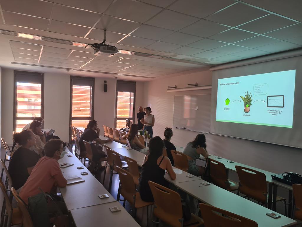 DaviniaHL tweet media