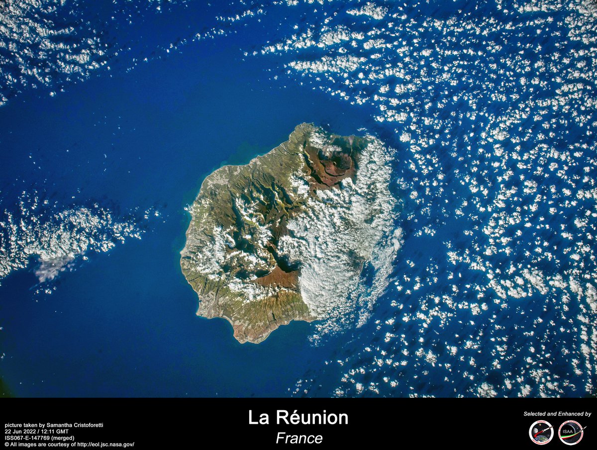 Picture taken #fromspace onboard the @Space_Station by @ESA astronaut @AstroSamantha

La Réunion 🌋 (Jun 22) 
@ile_reunion #volcano #PitondesNeiges #PitondelaFournaise #Mascarene  #France 🇫🇷

#Expedition67 #ISS #MissionMinerva

More here: flickr.com/photos/rikyunr…
cc @Mp97440