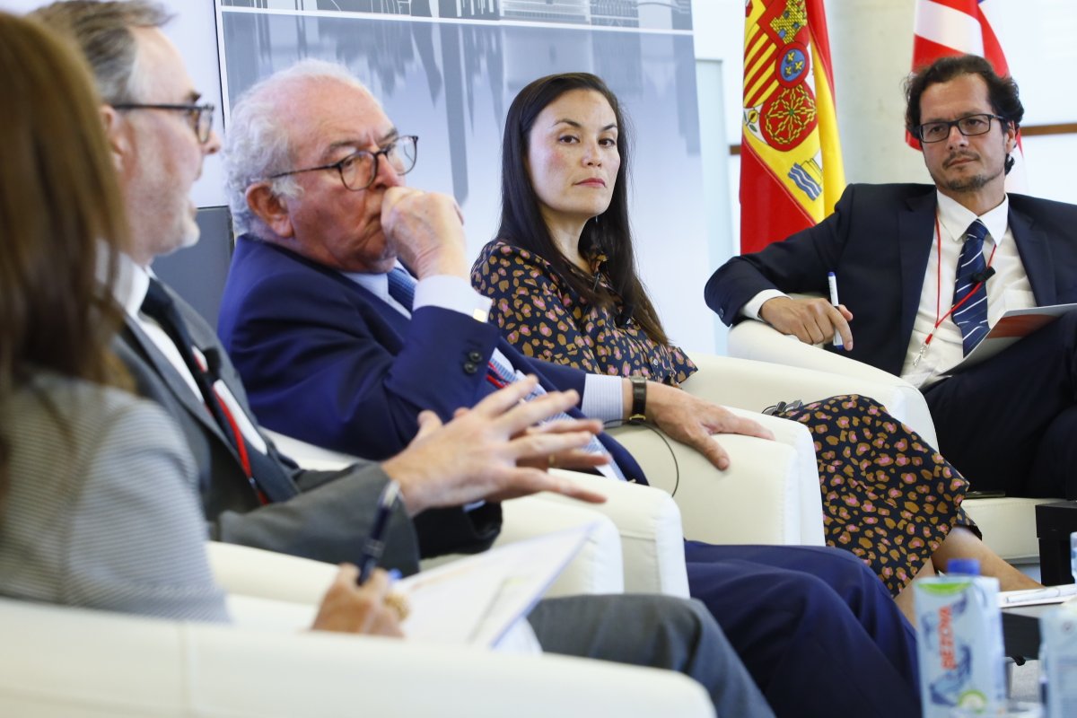 Fundación Consejo España - EE. UU. (@fundconespeeuu) on Twitter photo En la 1ª sesión de trabajo del #SpainUSBilbaoForum, abordamos tras la #MadridOTAN22 las casi 7 décadas de cooperación en materia de #seguridad y #defensa entre 🇪🇸 y 🇺🇸 con <a href="/AMorenoBau/">Ángeles Moreno Bau</a> (<a href="/MAECgob/">Ministerio de Asuntos Exteriores, UE y Cooperación</a>), Eduardo Serra (<a href="/NTTDATA/">NTT DATA (Official)</a>), @UnderSecAF Gina Ortiz Jones y <a href="/antonydc/">Antony Cook</a> (<a href="/Microsoft/">Microsoft</a>) En la 1ª sesión de trabajo del #SpainUSBilbaoForum, abordamos tras la #MadridOTAN22 las casi 7 décadas de cooperación en materia de #seguridad y #defensa entre 🇪🇸 y 🇺🇸 con <a href="/AMorenoBau/">Ángeles Moreno Bau</a> (<a href="/MAECgob/">Ministerio de Asuntos Exteriores, UE y Cooperación</a>), Eduardo Serra (<a href="/NTTDATA/">NTT DATA (Official)</a>), @UnderSecAF Gina Ortiz Jones y <a href="/antonydc/">Antony Cook</a> (<a href="/Microsoft/">Microsoft</a>)