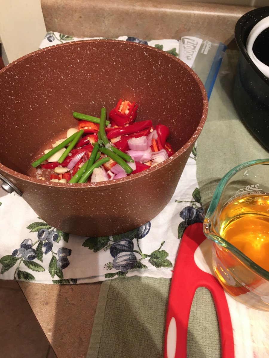 ispeakdaggers's tweet photo. I love your new veg and herb packages @leeandmarias. I got two on a whim. If anyone asks what to do with them, here are today's creations: a hot sauce with cayenne peppers, garlic scapes &amp; shallot, guacamole with shallot, garlic &amp; hot sauce, and a garlic scape pesto. #we❤️local https://t.co/4ya282rvDZ