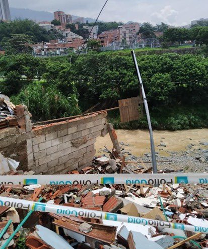 danielduquev's tweet image. Mientras @QuinteroCalle se pasó la semana publicando memes, cazando peleas en Twitter y yendo a cobrar favores políticos en Bogotá; en Medellín miles de familias están desesperadas por los deslizamientos, inundaciones y avalanchas que amenazan sus viviendas y sus vidas.