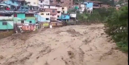 danielduquev's tweet image. Mientras @QuinteroCalle se pasó la semana publicando memes, cazando peleas en Twitter y yendo a cobrar favores políticos en Bogotá; en Medellín miles de familias están desesperadas por los deslizamientos, inundaciones y avalanchas que amenazan sus viviendas y sus vidas.