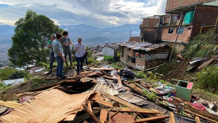 danielduquev's tweet image. Mientras @QuinteroCalle se pasó la semana publicando memes, cazando peleas en Twitter y yendo a cobrar favores políticos en Bogotá; en Medellín miles de familias están desesperadas por los deslizamientos, inundaciones y avalanchas que amenazan sus viviendas y sus vidas.