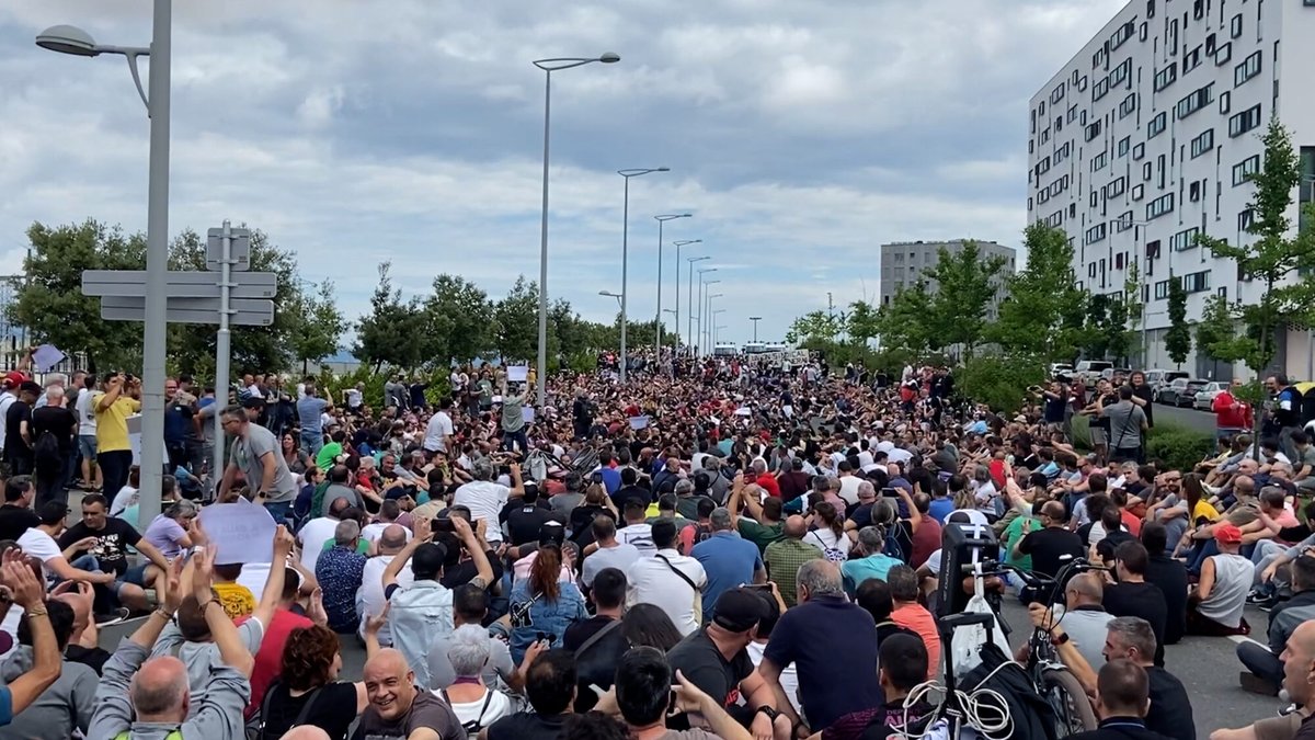 EzkIraultzailea's tweet photo. 📢 #MetalaBorrokan | Arabako eta Bizkaiko metalaren borroka bidea erakusten du. Greba orokorra egiteko indarra eta arrazoiak sobera daude
👉 Irakurri hemen metaleko greben kronika Araban, Bizkaian eta Mercedesen: https://t.co/J4gb6JNMqM #MetalaGreban https://t.co/VKlxeHS0Fm