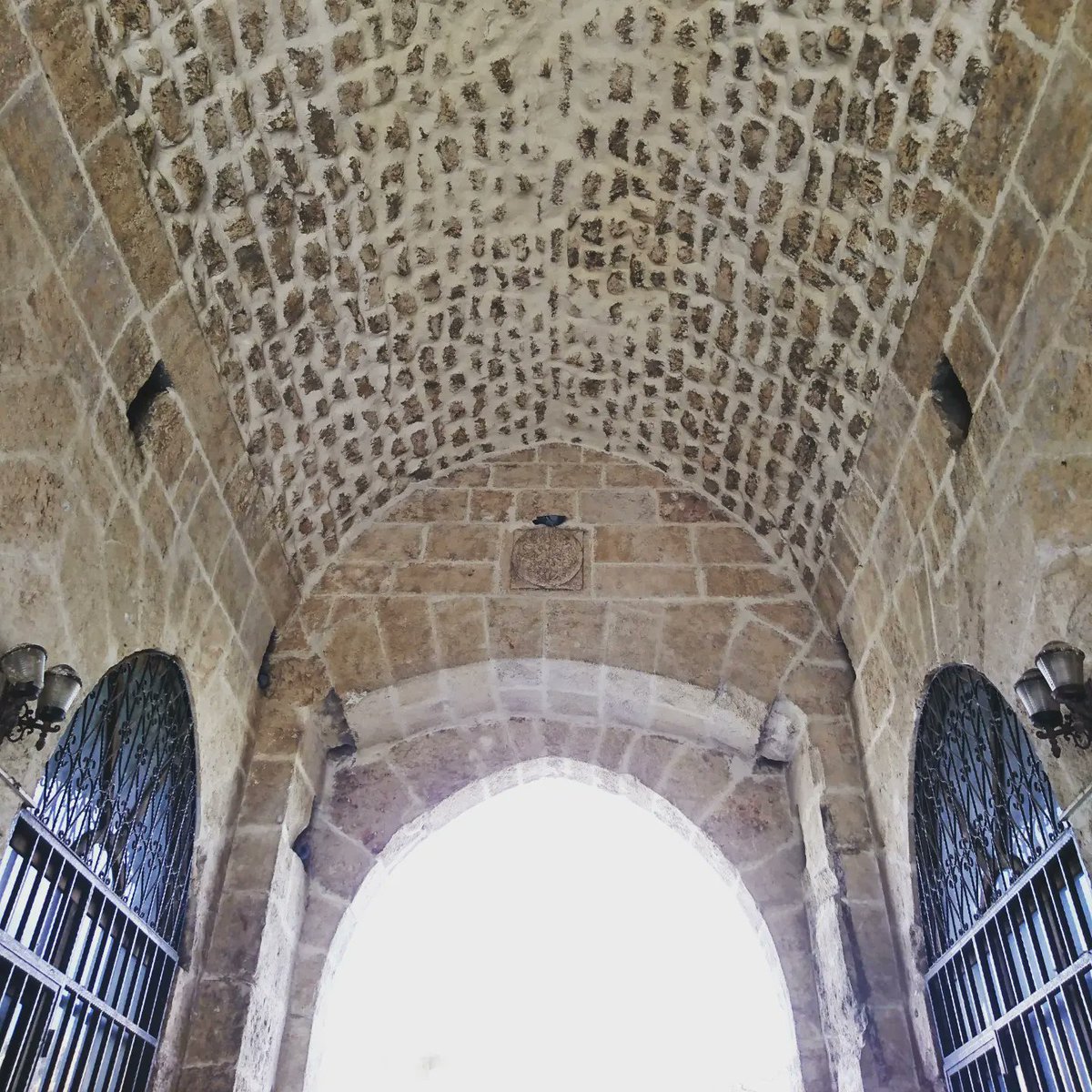 Harran Kapı - #Şanlıurfa 
MS V. YY (?) 
Düzgün kesme taşlardan yapılmış ve günümüze kadar sağlam gelebilmiş tek sur kapısıdır. MS 408 yılında Piskopos Diogenus bu kapının yakınlarına aziz Barlaha anısına bir kilise yaptırınca kapı Barlaha Kapısı olarak anılmaya başlar. +