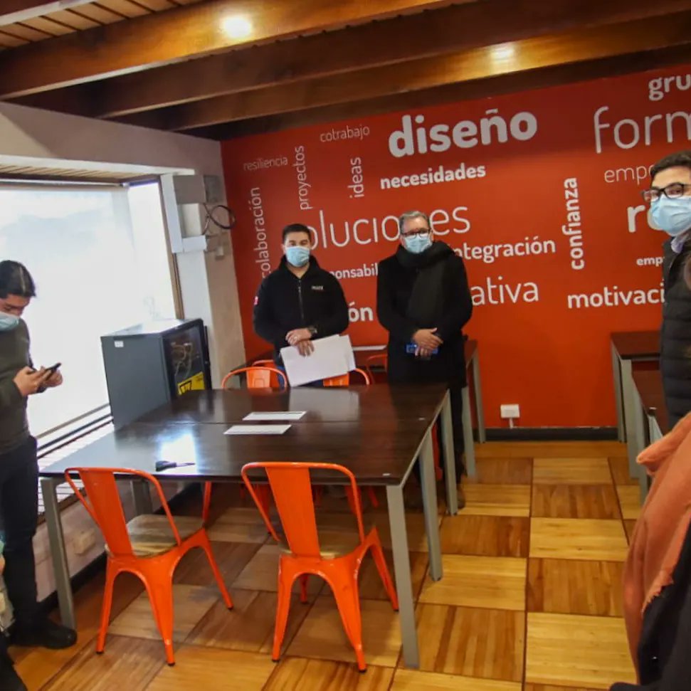 INJUVLosLagos's tweet photo. Hoy con mucho orgullo y alegría celebramos la inauguración de nuestra #inhub en la dirección regional Los Lagos.
En la oportunidad jóvenes de la región compartieron un grato momento con autoridades regionales y actores colaborativos de universidades y OMJ de distintas comunas. https://t.co/xe1L0SPjHA