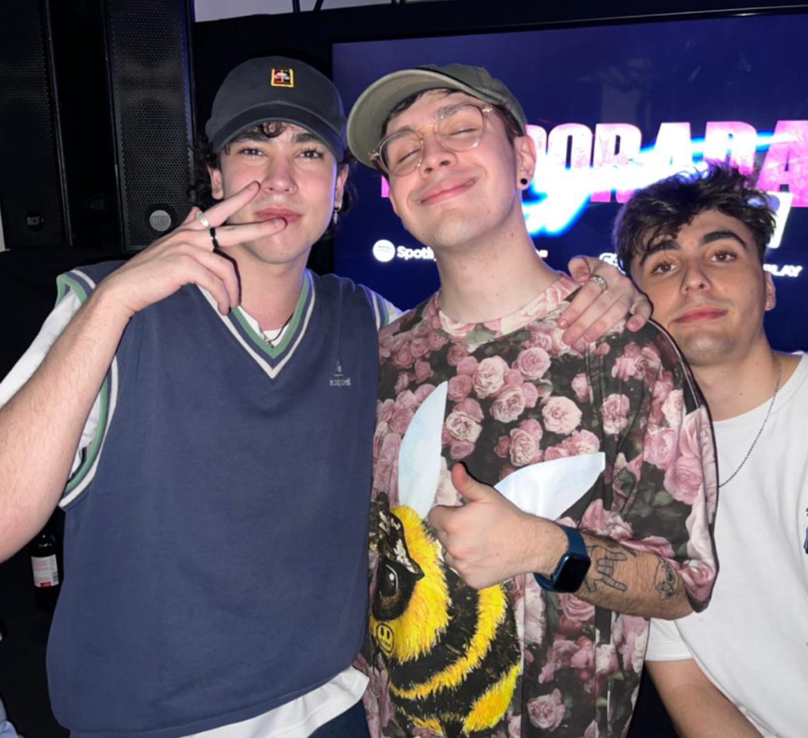 SpreenDMC's tweet photo. me encontré con unos borrachos el otro dia, la gente le pedía fotos así que yo también me saqué una https://t.co/DlWE2sxmVr