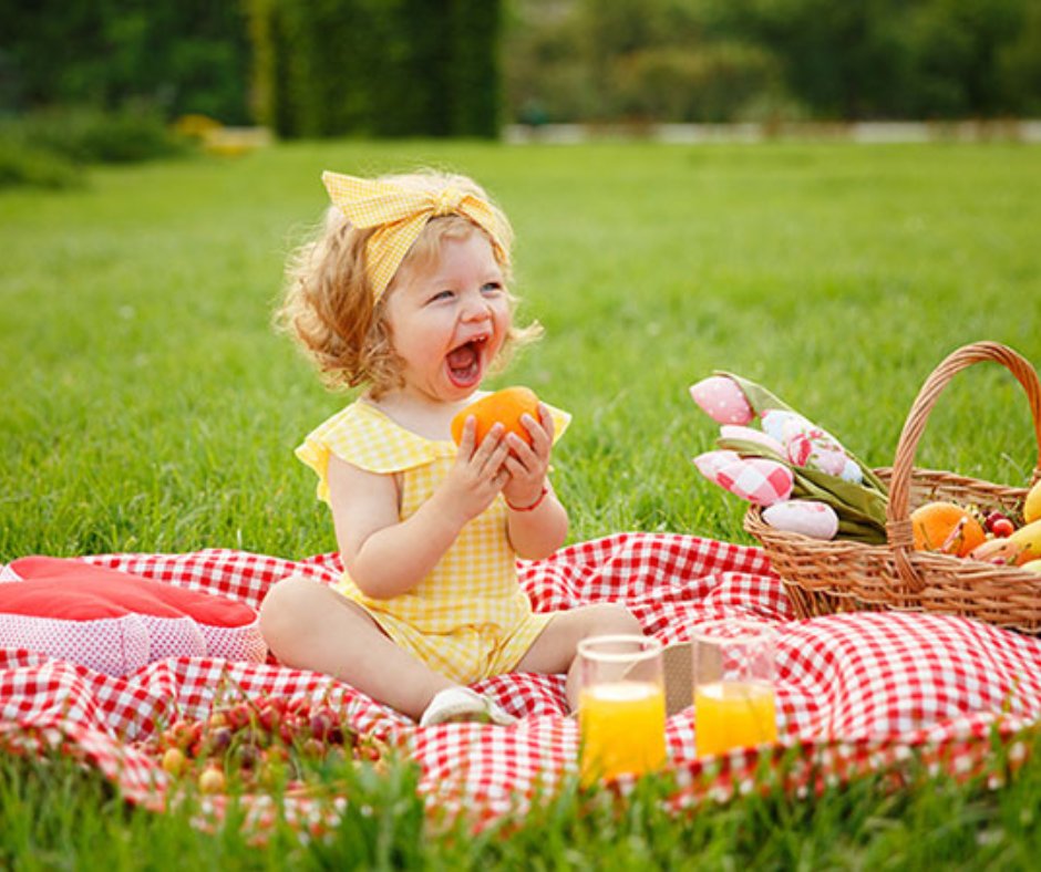 Going to have a picnic. Going to have a picnic. Девушка идет с корзиной яблок рисунок пропорционально. Семья устраивает пикник. Пикник с семьей на природе.