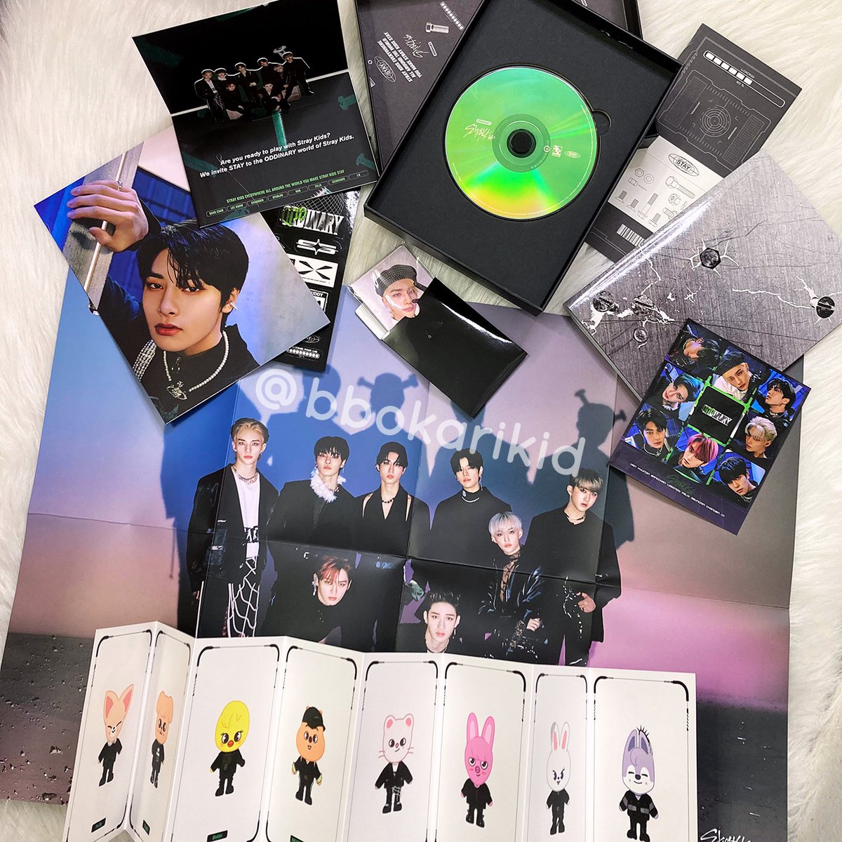bbokarikid's tweet photo. my fiancรฉ came home and surprised me with this yesterday! still crying ๐ญ
.
.
#skz #ODDINARY #oddinaryalbum #skzalbum #skzoo #straykids #straykidsalbum #skzphotocards #mypic https://t.co/AsBor00Nwx