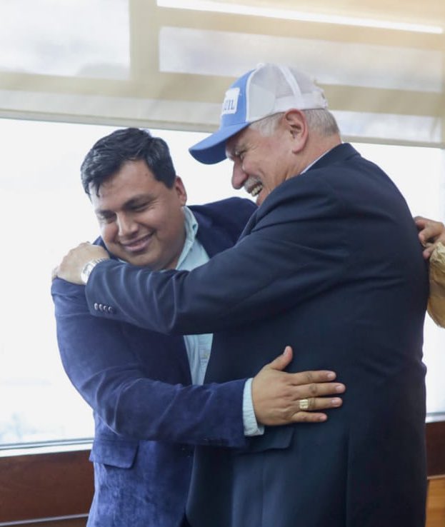 MarceloHCabrera's tweet photo. Junto a @ANT_ECUADOR, entregamos la resolución del piso tarifario a representantes del transporte pesado UTRAPE y a la agremiación "Hombre Camión ". Comprometidos con el transporte en todas sus modalidades. @LassoGuillermo. Acciones que fortalecen la reactivación.🇪🇨 https://t.co/uMkCHchsf6