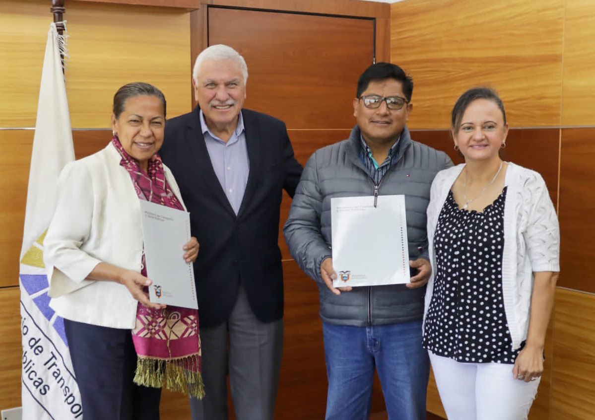 MarceloHCabrera's tweet photo. Junto a @ANT_ECUADOR, entregamos la resolución del piso tarifario a representantes del transporte pesado UTRAPE y a la agremiación "Hombre Camión ". Comprometidos con el transporte en todas sus modalidades. @LassoGuillermo. Acciones que fortalecen la reactivación.🇪🇨 https://t.co/uMkCHchsf6
