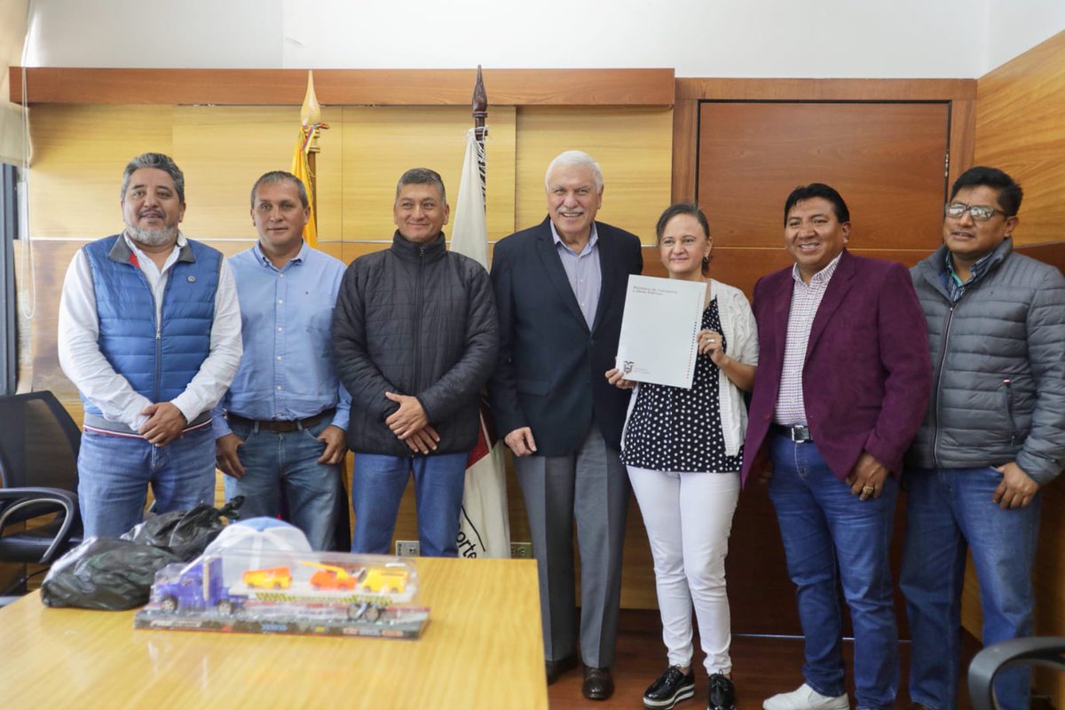 MarceloHCabrera's tweet photo. Junto a @ANT_ECUADOR, entregamos la resolución del piso tarifario a representantes del transporte pesado UTRAPE y a la agremiación "Hombre Camión ". Comprometidos con el transporte en todas sus modalidades. @LassoGuillermo. Acciones que fortalecen la reactivación.🇪🇨 https://t.co/uMkCHchsf6