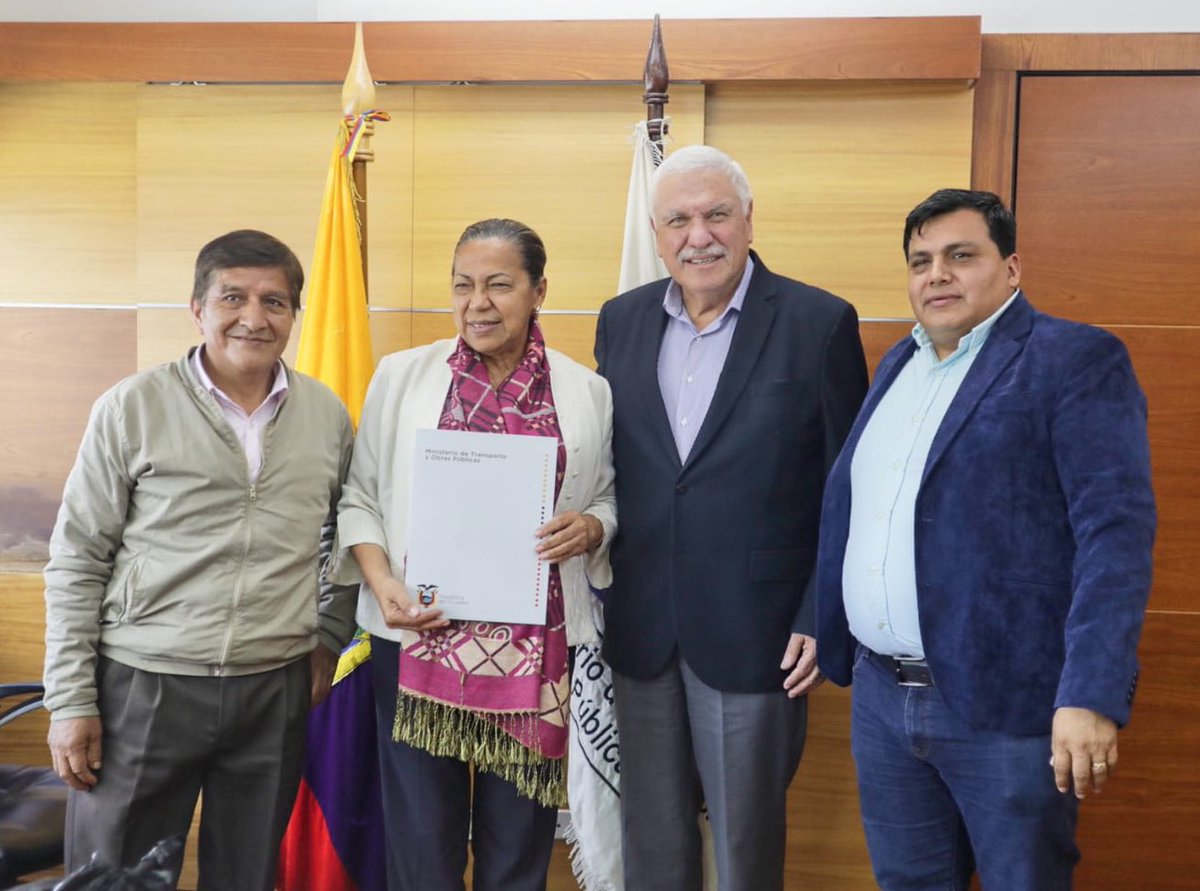 MarceloHCabrera's tweet photo. Junto a @ANT_ECUADOR, entregamos la resolución del piso tarifario a representantes del transporte pesado UTRAPE y a la agremiación "Hombre Camión ". Comprometidos con el transporte en todas sus modalidades. @LassoGuillermo. Acciones que fortalecen la reactivación.🇪🇨 https://t.co/uMkCHchsf6