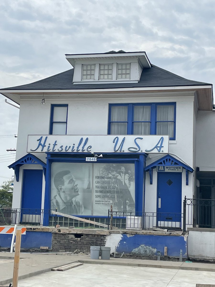 Kmeising's tweet photo. Dad got his picture. #Detroit #Motown https://t.co/GDBuJQAjmf