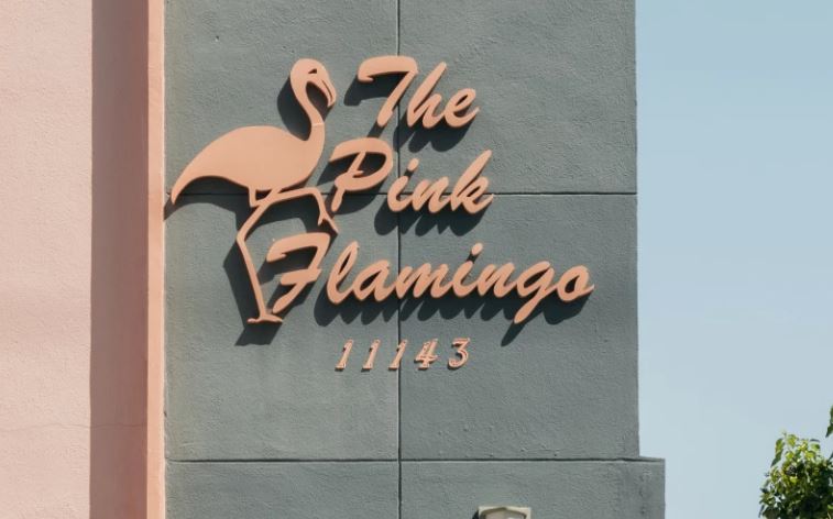 ApresCreative's tweet photo. Oh, we love this article! These vintage signs on Los Angeles apartment buildings evoke the glamor of bygone Hollywood eras. #multifamily #design #retrosigns #vintagesigns https://t.co/TucJitcy1g https://t.co/JGjKoeSShJ