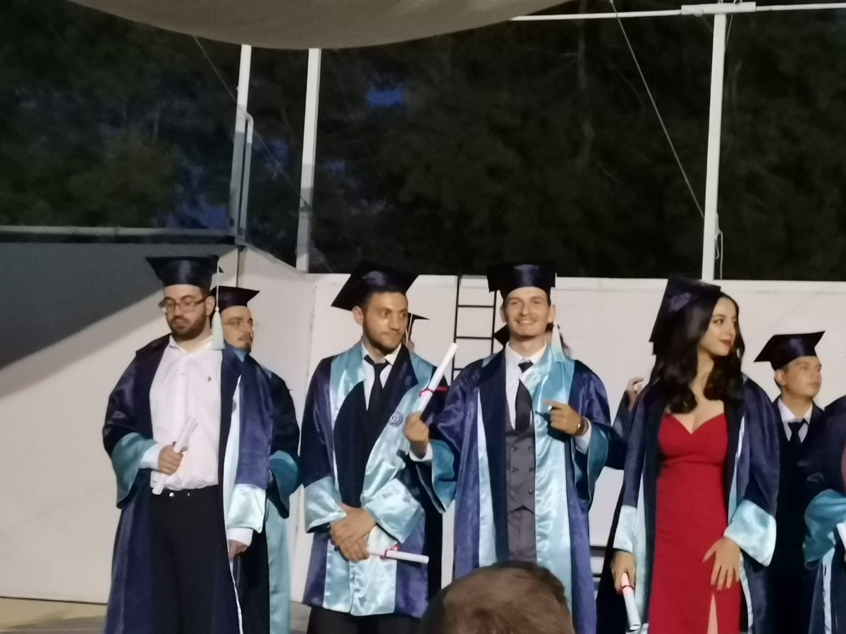 KasabalMustafa's tweet photo. Artık mezun da olduğumuza göre kötü günler geride kaldı.
Artık daha kötü günler beni bekler.
#EgeUniversitesi https://t.co/sxW1NqQ026