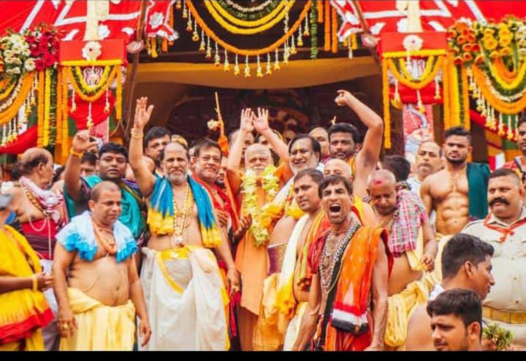 रथारूढ़ जगन्नाथ का पारम्परिक प्रथमपूजन करते जगद्गुरु शङ्कराचार्य स्वामी श्रीनिश्चलानन्द सरस्वती जी महाराज।
इस अवसर पर भक्तों को होता है रथारूढ़ जगन्नाथ और जगद्गुरु का एक साथ दुर्लभ दर्शन।
#हर_हिन्दु_सेना_हो,#हर_हिन्दु_सनातनी_हो
#आदित्यवाहिनी
#रथयात्रा