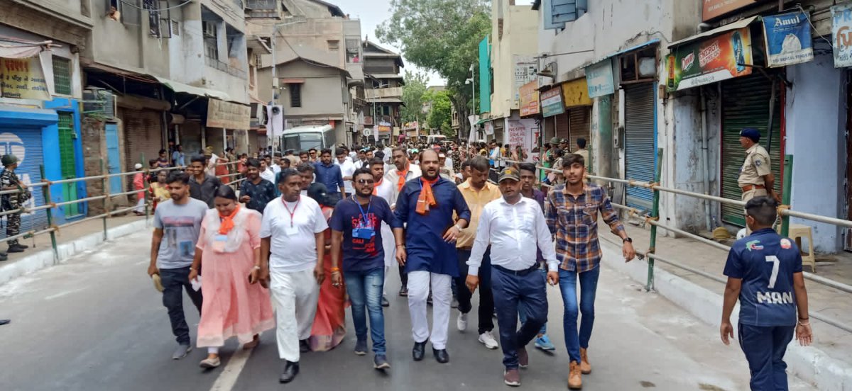 nirav_INC's tweet photo. ભગવાન જગ્નાથજીની 145 ની પૌરાણિક રથયાત્રા નિમિત્તે રથયાત્રા ના રૂટ પર પદયાત્રા કરી સ્થાનીય નગરજનો અને પોલીસ ના ઉચ્ચ અધિકારીઓ સાથે સીધો સંવાદ કરવાનો તથા રથયાત્રા પાવન દર્શન નો અને તેમાં સહભાગી થવાનો પવિત્ર અવસર પ્રાપ્ત થયો.

#NiravBaxi https://t.co/Gs6Ite2bts