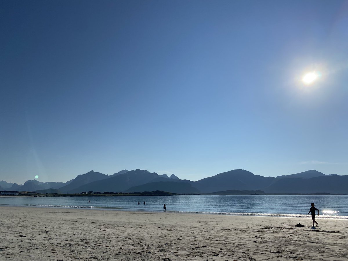 EinzelhandelM's tweet photo. Alles ganz schrecklich hier….19 Uhr und die Sonne steht noch hoch am Himmel…#nofilter https://t.co/LiQnz4ZCpj