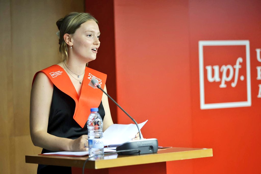 UPFBarcelona's tweet photo. Arriba el torn dels parlaments dels graduats i graduades! En representació dels tres màsters ho han fet Sandra Márquez Postigo, Greene Meersohn i Babet de Naeyer.
#graduacioupf22 @DretUPF https://t.co/9vyHKjh9bb