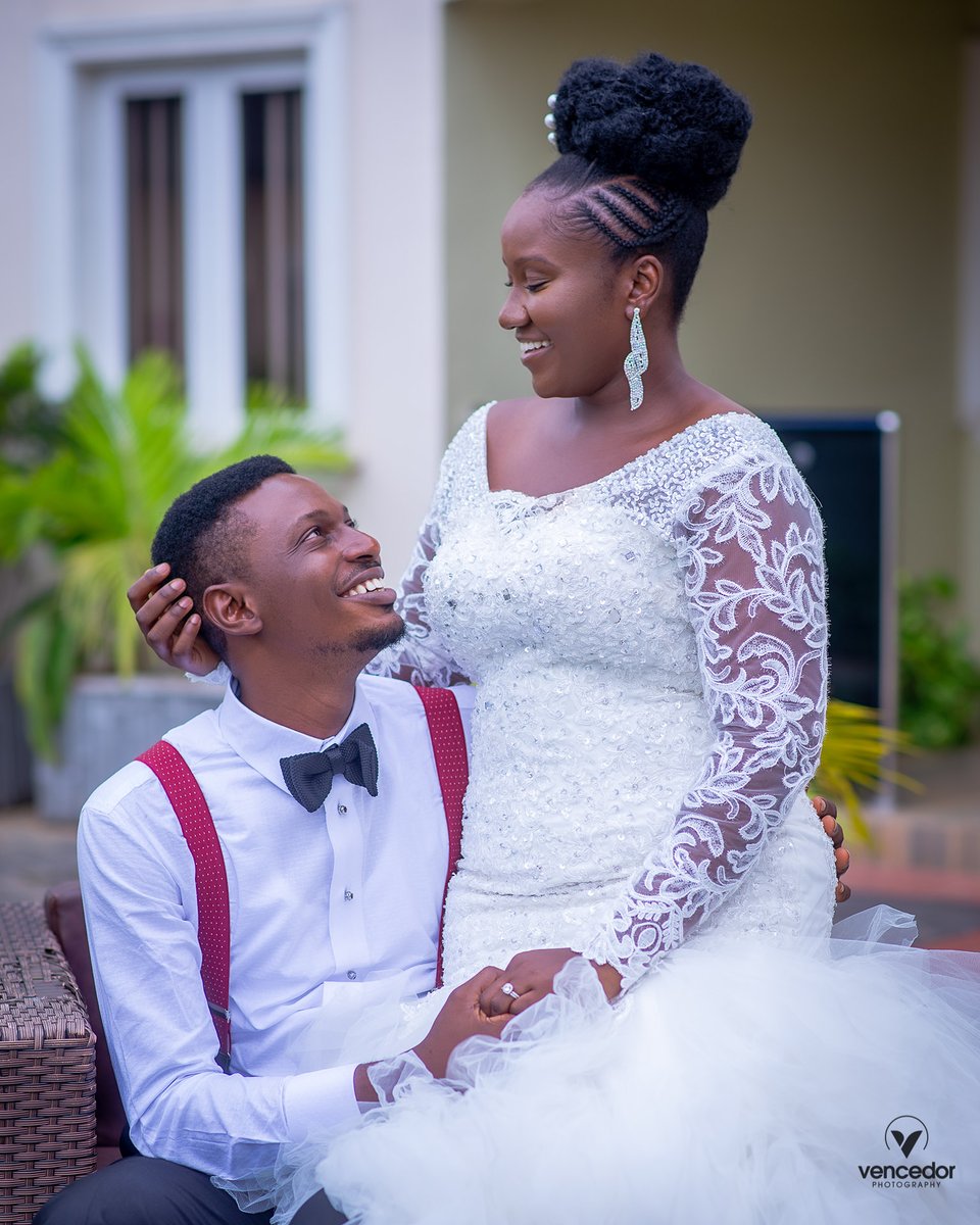 vencedor__'s tweet photo. W.E.D.D.I.N.G. B.E.L.L.S🥳🥳
#WeddingChroniclesbyVencedor 🤵🏽👰🏽
#justwedded #weddingportraits
#coupleposes #weddingvows
#vencedorphotography
https://t.co/l1zvpjsZ4v https://t.co/tfN2kPhTn1