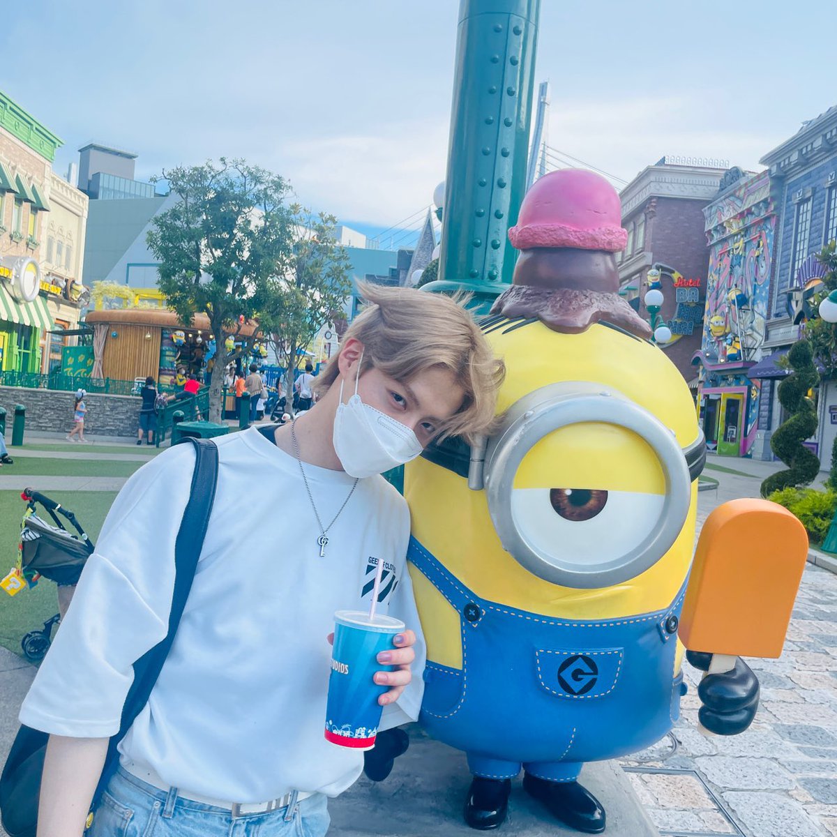 tnyxion's tweet photo. oneus went to universal together !! after persuasion (or force) from xion ㅋㅋㅋ

꒰ #XION #시온
#ONEUS #원어스 ꒱ https://t.co/fdC0ezUoG5