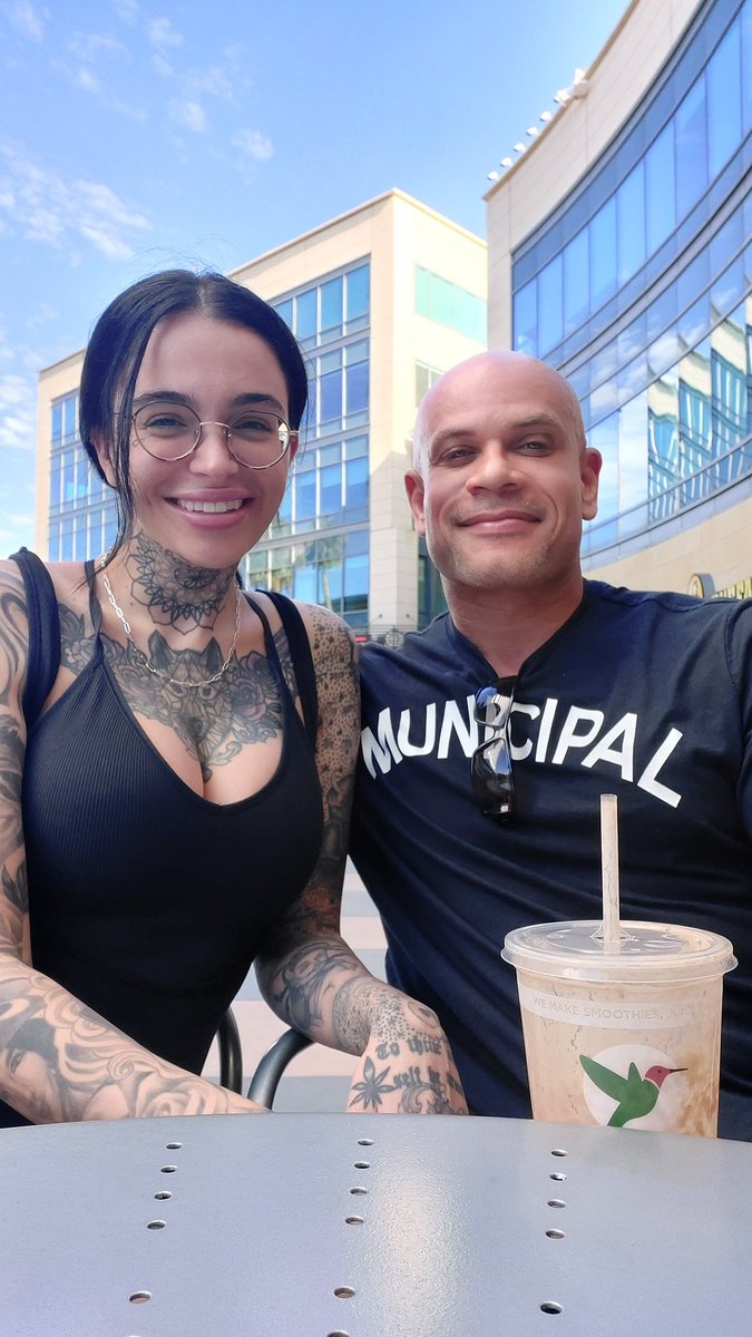 Chopping it up over smoothies with my buddy <a href="/leighravenx/">Leigh Raven/Mistress Baby</a> 🥤🥤