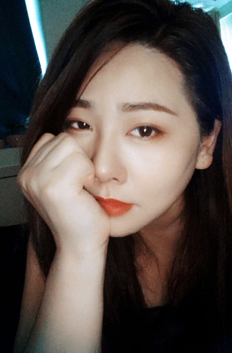 wuhanqueen's tweet photo. 别拿以前的我跟我现在比，看不惯我的傲气，麻烦你删了我，不是谁我都可以收，你再有钱也要懂我的规矩！…… https://t.co/Q6Yq13DgHp