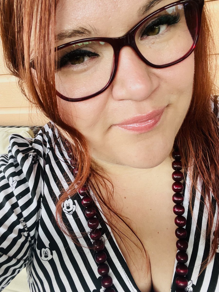 taija_myyra's tweet photo. Illan outfit on rento ja mukava päällä. Kuitenkin naisellinen mekko, Mikki -kuvioinnilla. #jätskille #helle #mekot https://t.co/VKJcQGi1fu