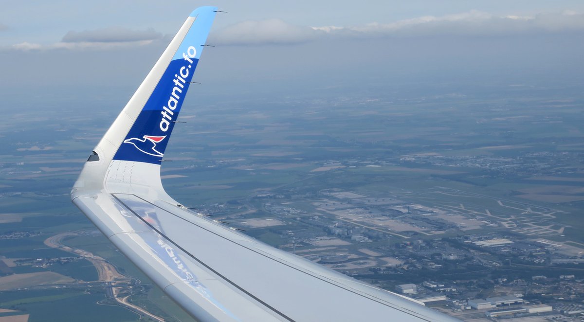 flight_report's tweet photo. [Flight-Report présente] #AtlanticAirways est de retour en France et propose 2 vols par semaine entre Paris CDG 🇫🇷 et les îles Féroé 🇫🇴 en #A320neo.

Embarquez à bord du 1er vol de la saison avec atterrissage dans le poste puis l'île de 007 en 🚁!

➡️ https://t.co/TgkFcDxPBO https://t.co/q7DDfIHfXI