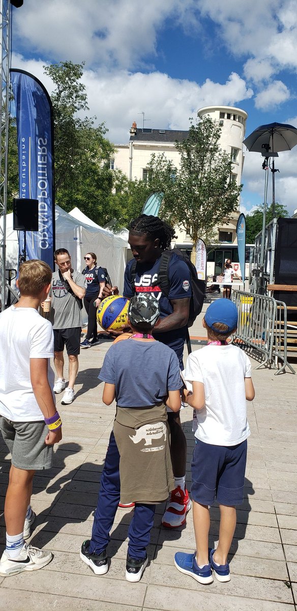 DelphineProu's tweet photo. Journée au festival urban #basket3x3 à @VilledePoitiers pour une journée interview ! Mes ptits journalistes en herbes ont eu la chance d'interviewer l'équipe suisse et une équipe américaine ! L'émission sera bientôt sur René Bureau Radio !!!!! Merci pour cette organisation au top https://t.co/Nvcgz73DF4