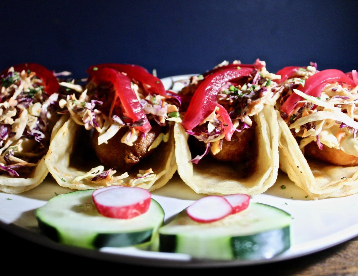 It’s Friday how about some fish tacos! Four corn tortillas filled with Atlantic cod in a red ale beer batter, slaw &amp; chipotle sauce. Served with salsa verde. 

We open @ 5pm. #thegrafton #lincolnsquarechicago #chicago #fishtacos #fridayfeels
