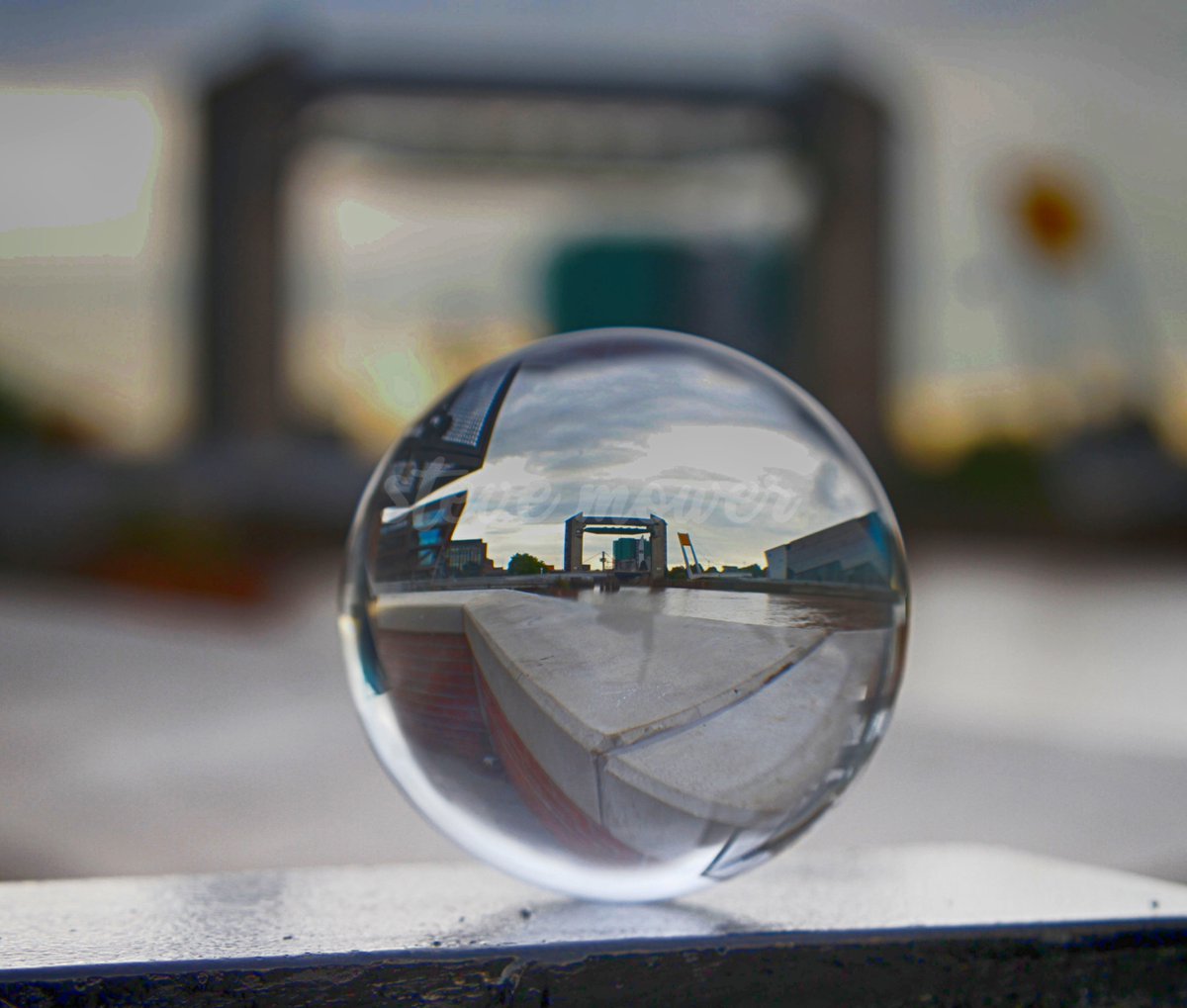 stevem6858's tweet photo. 1,2,3,or 4 #tidalbarrier #crystalballphotography #thisishull https://t.co/RYCrLWf15t