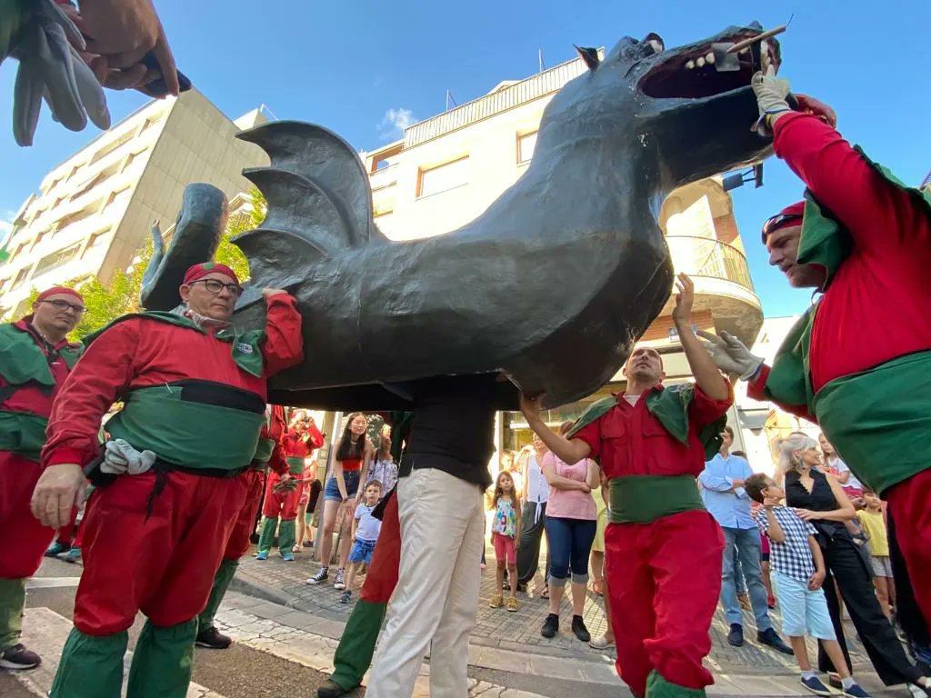 jordi_ballart's tweet photo. 🐲 El @Drac_Terrassa ha sortit de la seva cova i ha baixat fumejant un any més a #Terrassa per donar el tret de sortida a la Festa Major! He tingut l'honor de posar-m'hi a sota uns metres per ajudar-lo a arribar al Raval! Gràcies a la colla per la seva feina, gaudiu de la festa! https://t.co/tTDxwUCYt3