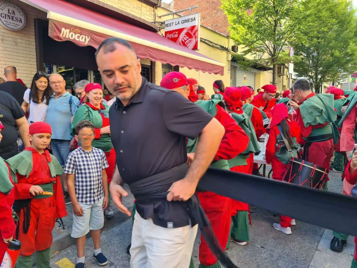 jordi_ballart's tweet photo. 🐲 El @Drac_Terrassa ha sortit de la seva cova i ha baixat fumejant un any més a #Terrassa per donar el tret de sortida a la Festa Major! He tingut l'honor de posar-m'hi a sota uns metres per ajudar-lo a arribar al Raval! Gràcies a la colla per la seva feina, gaudiu de la festa! https://t.co/tTDxwUCYt3