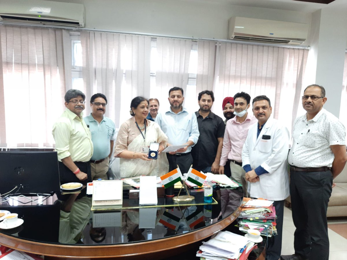 GMC__Jammu's tweet photo. Dr.Shashi Sudhan Sharma Principal &amp; Dean received the LG's award for honesty,integrity &amp; meritorious service 2021 from Mr.Ashok Kumar Singh,Director Finance GAD on behalf of the Hon.LG.The award includes a Gold Medal &amp; a cash prize of  Rs.51000/. https://t.co/I4iiEStReC