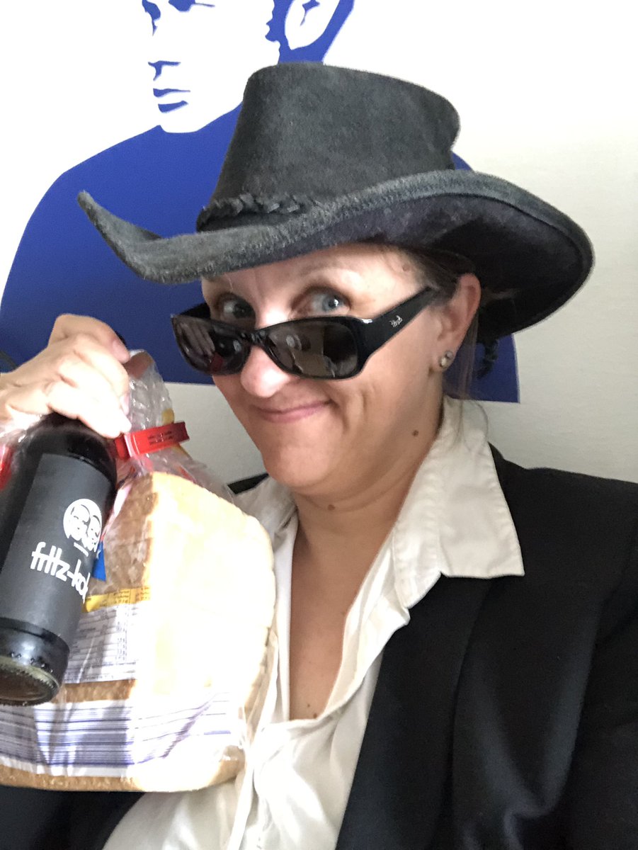 FrauPerla's tweet photo. Sowas von ready zum #KulFaZ #Staffelfinale #BluesBrothers
Ich bin euer #GoodOleBluesBrothersGirl und #UnterwegsImAuftragDesHerrn
#TeamElwood
#DieBand #Blueskoteletten https://t.co/3Z7pfG1Th0