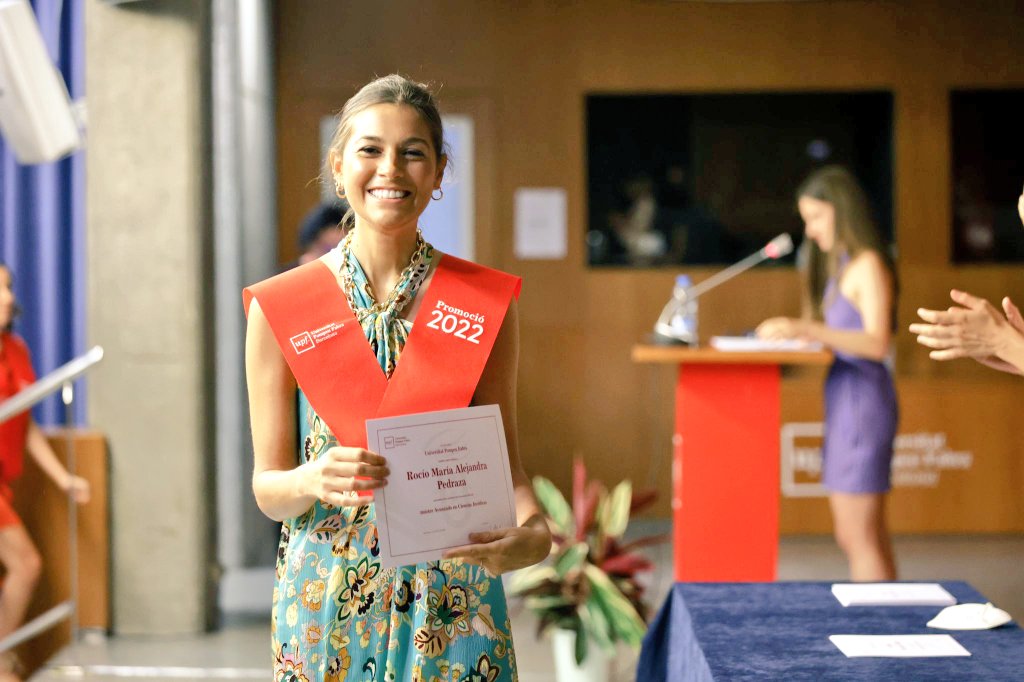 UPFBarcelona's tweet photo. I el moment més esperat! Pujar a l'escenari a recollir el diploma acreditatiu. Enhorabona graduats i graduades dels màsters de @DretUPF!
#graduacioupf22 https://t.co/a2yGMJqNft
