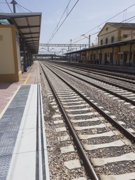 Adif_es's tweet photo. 👷‍♂️🔛 Iniciamos las obras de ampliación de la estación de #Sagunto, claves para el #CorredorMediterráneo. 

Con la implantación del ancho mixto (tercer carril) podrá acoger más trenes de viajeros y, en un futuro próximo, permitirá el tránsito de #mercancías desde o hacia Europa. https://t.co/bzu6EHbBY8