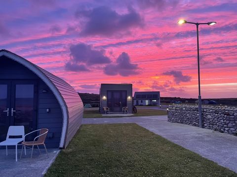 Red sky at night is a shepherd’s delight 🌅 A beautiful capture from our lovely guest Sarah ❤️

📸 @saramcdermot 

#InisMór #AranIslands #AranGlamping #Glamping #Camping #WildAtlanticWay #AranConnemara #VisitGalway #SunsetPhotography #SummerHolidays #IslandAdventure